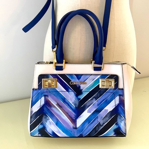 CALVIN KLEIN Crossbody satchel - White w/ blue Chevron  pattern & gold details. - Picture 3 of 16